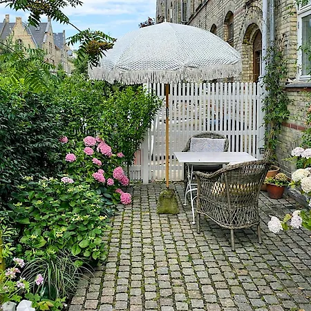 Tatil Evi From 1896 With Timeless Charm At Osterbro *